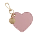 Dettaglio portachiavi a cuore in pelle PU rosa con chiusura dorata e cuciture bianche - Rosa