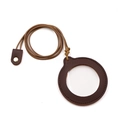 Detailansicht der tragbaren Lupe mit braunem Lederbesatz und verstellbarem Halsband - 72*78mm / Kaffeebraun