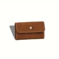 Dettaglio del porta schede SD in pelle PU marrone opaca con chiusura a bottone vintage - Marrone