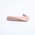 Dettaglio dell'astuccio in pelle rosa con cerniera dorata e cinturino da trasporto - Rosa