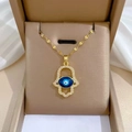Luxuriöse vergoldete Hamsa-Hand-Halskette mit Kristallen und blauem Auge der Fatima - Hamsa-Hand Stil B