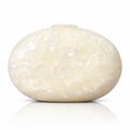 Dettaglio borsa da sera in acrilico bianco perla con texture marmorizzata e chiusura - Bianco latte