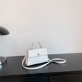 Witte mini crossbody tas met krokodillenpatroon, gouden metalen gesp en handvat - Wit
