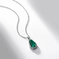 Collana in argento S925 con pendente in smeraldo taglio a bara e alone di zirconi - Argento 925 / Argento Spesso Oro Bianco (Verde Smeraldo)