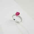 Anello in argento S925 con diamante rosso ovale e raffinata incastonatura pavé - HK14# / Rosso