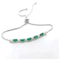 Verstellbares S925 Sterlingsilber-Armband mit fünf ovalen grünen Smaragd-Edelsteinen - 925er Silber / Weißgold (BR015476)
