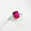 Bague en argent S925 avec pierre rose taille émeraude et gemmes latérales poire - Ouvert Réglable / Rubis de Laboratoire (6*8MM)