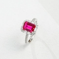 Lujoso anillo de plata S925 con gema rosa de corte esmeralda rectangular y halo de diamantes - Abierto Ajustable / Rubí Creado en Laboratorio (Octágono 6*8MM)