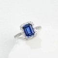 Anillo elegante de plata S925 con una gran piedra azul de corte esmeralda y diamantes - Abierto Ajustable / Zafiro Creado en Laboratorio (Octágono 6*8MM) RG015489B