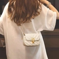 Gewatteerde witte crossbody tas met gouden ketting en metalen hoefijzersluiting - Wit
