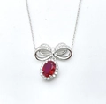 Elegante collar de lazo en plata S925 con gema roja ovalada y detalles de circonita - Plata 925 / Rubí cultivado en laboratorio