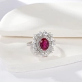 Anello in argento S925 con gemma rossa ovale e doppio alone di petali scintillanti - Aperto Regolabile / Rubino coltivato in laboratorio