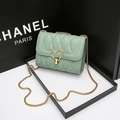 Sac bandoulière vert menthe matelassé avec fermoir coeur doré et bandoulière chaîne - Vert