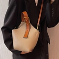 Bucket bag van leer met lychee-patroon in melktheekleur en contrast handvat - Khaki
