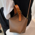 Minimalistische bruine leren emmertas met lychee patroon en goudkleurige details - koffiekleur