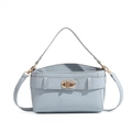 Dettaglio della borsa in pelle azzurra con motivo litchi e fibbia dorata girevole - Blu