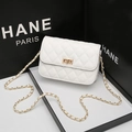Witte gewatteerde crossbodytas met gouden draaisluiting en kettingriem - Wit