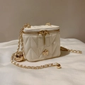 Elegante witte gewatteerde camellia doostas met gouden ketting voor dames - Wit