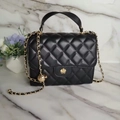 Detalle del bolso acolchado con cierre de flor dorada y correa de cadena - Negro / Grande
