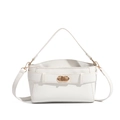 Borsa Kelly bianca in pelle martellata con fibbia dorata e tracolla regolabile - Bianco