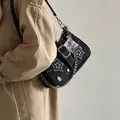 Détail du sac en jean noir avec patchs étoiles blanches et chaîne en métal argenté - Noir