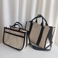 Détail de sacs fourre-tout en toile blanche avec sangles noires en deux tailles - Noir