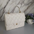 Bolso bandolera acolchado blanco con cierre de camelia dorada y detalles de cadena - Blanco / Grande