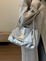 Sac fourre-tout argenté métallisé avec bandoulière chaîne et boucle minimaliste brillante - Argenté