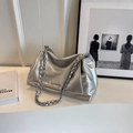 Stijlvolle zilveren metallic shopper met glanzende afwerking en kettingbanden - Zilver
