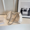 Sac fourre-tout blanc crème en similicuir avec chaîne métallique et détails plissés - Blanc Cassé