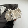 Borsa a nuvola plissettata bianco crema con catena argento e manico con grandi perle - Bianco Sporco