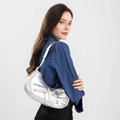 Borsa sottospalla argento metallizzato stile Y2K con dettagli di cerniere e borchie - Argento