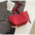 Detail van rode tas van generfd leer met witte contraststiksels en trekkoord - Rood