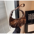 Bolso hobo de charol café oscuro con detalles de cordones y herrajes plateados - Marrón