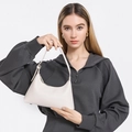 Minimalistische beige hobo schoudertas voor dames met een gladde matte kunstlederen finish - Wit