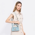 Minimalistische lichtblauwe leren crossbody handtas met ronde handgreep en gouden sluiting - Blauw
