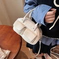 Bolso bowling retro blanco brillante con dos bolsillos de solapa delanteros estilo campus - Blanco Roto
