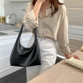 Minimalistische schwarze Hobo-Schultertasche aus Leder mit Lychee-Muster - Schwarz