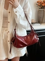 Vintage dunkelrote Schultertasche aus Kunstleder mit Seitentaschen und Glanz - Rot