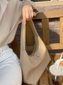 Minimalistische beige Hobo-Tasche aus glattem Kunstleder mit Doppelreißverschluss - Milchtee-Farbe