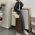 Modieuze oversized crème tote tas gestyled met gestreepte trui en bruine rok - Wit