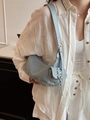 Hellblaue Jeans-Schultertasche mit dekorativen Seitenschleifen und verstellbarem Riemen - Blau