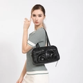 Minimalistische schwarze Bowling-Schultertasche mit plissierten Schleifentaschen und Reißverschluss - Schwarz