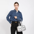 Metallisch silberne Bowling-Tasche mit Schleifentaschen im Y2K-Stil am Modell - Silber