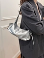 Silberne Metallic-Umhängetasche mit plissierter Kunstlederstruktur im Hobo-Design-Stil - Silber