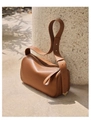 Detalle de bolso de cuero marrón caramelo con correa ancha y herrajes dorados - Marrón