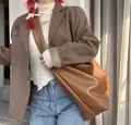 Bruine oversized tote bag van zacht PU-leer gedragen door een model voor overdag - Bruin