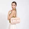 Hellrosa Schultertasche aus Kunstleder mit Schleifendetails und zwei Trageriemen - Perlrosa
