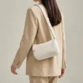 Bolso bandolera minimalista en cuero beige con correa ajustable y detalles dorados - Blanco