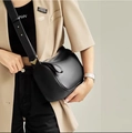 Bolso bandolera cilíndrico de cuero negro minimalista con correa ajustable y oro - Negro